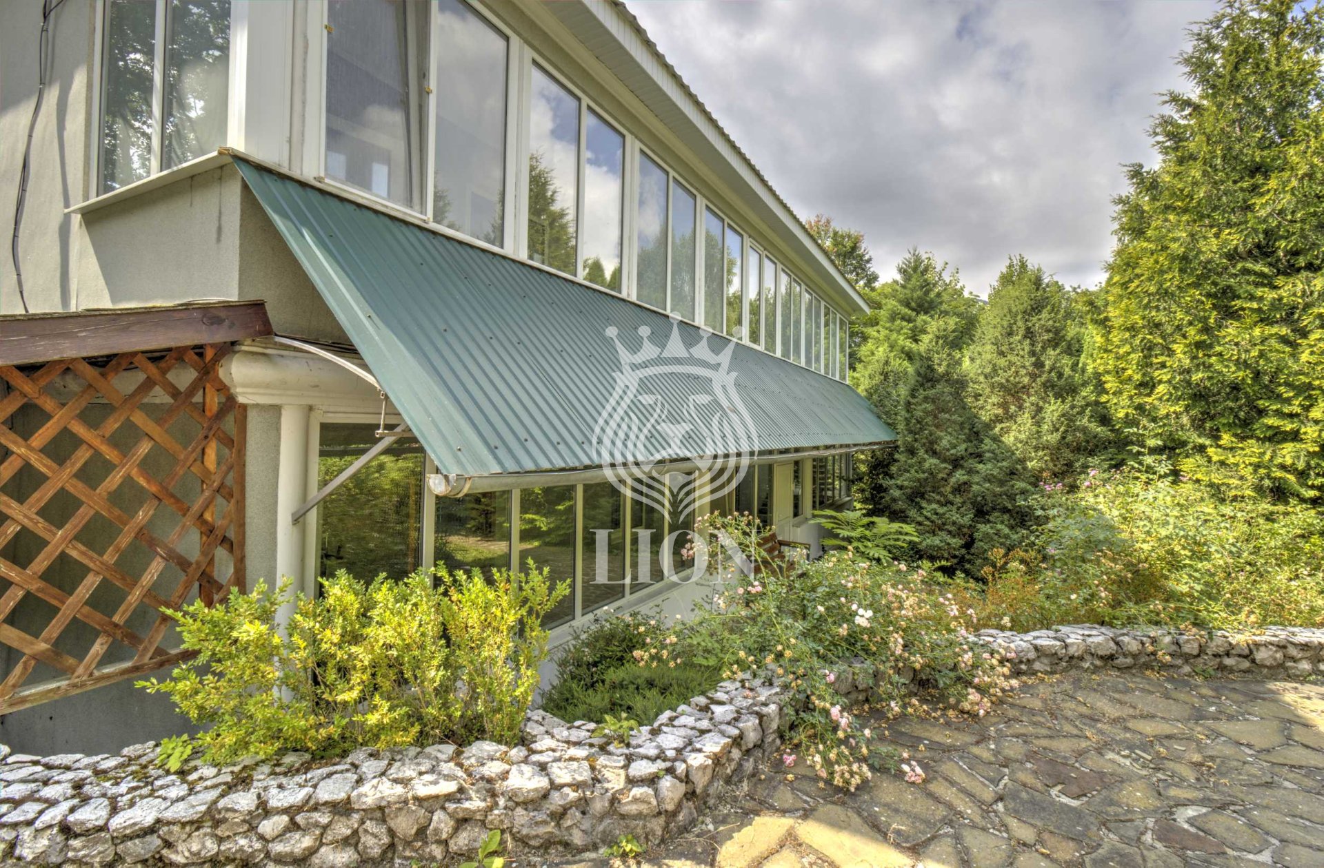 Дом 750 м² на 117 сот., Розовый