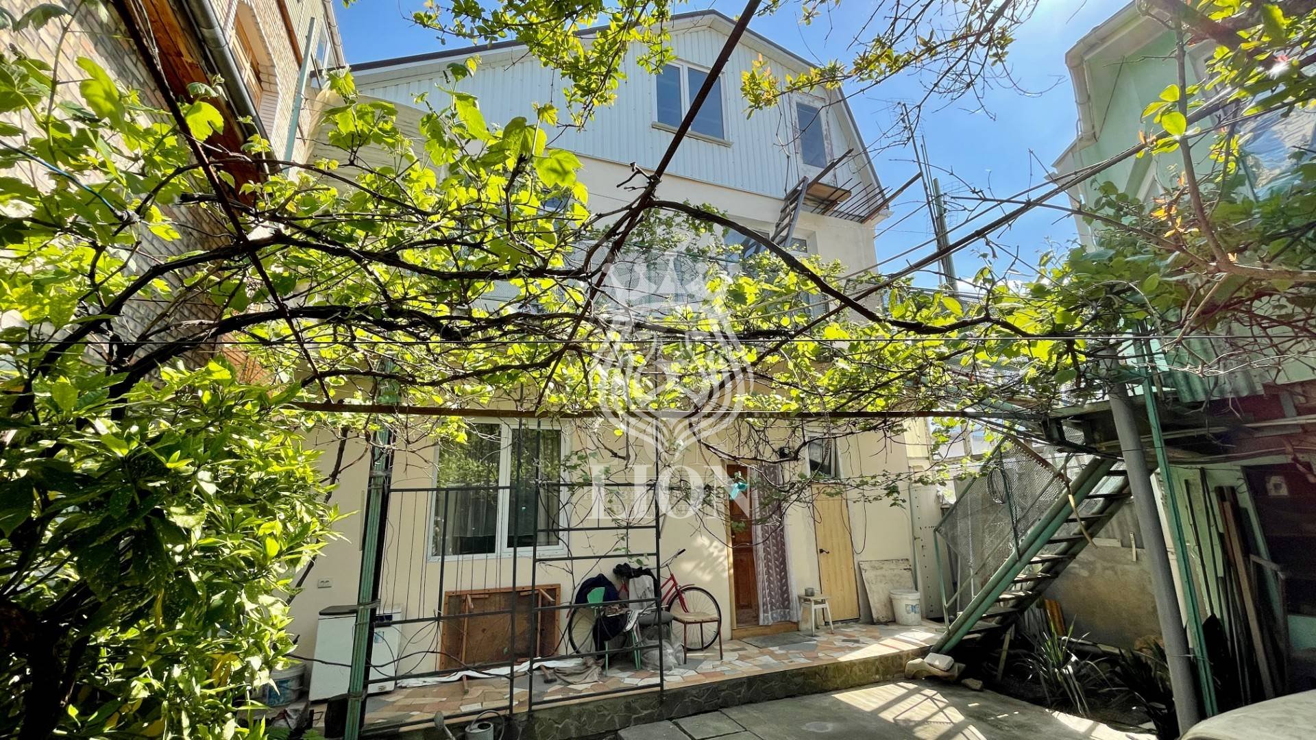 Дом 240 м² на 4.9 сот., Алушта