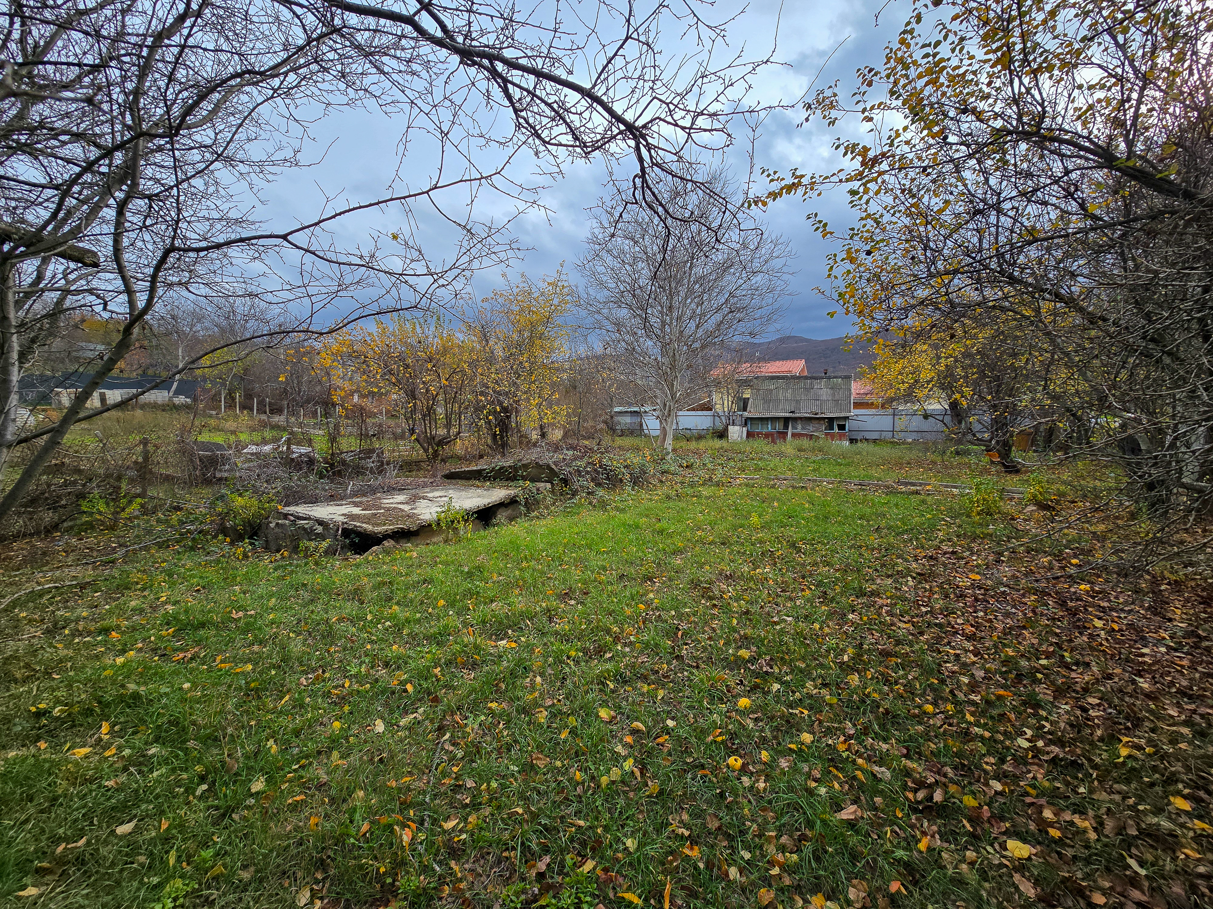 Ровный участок в центре с. Мраморное