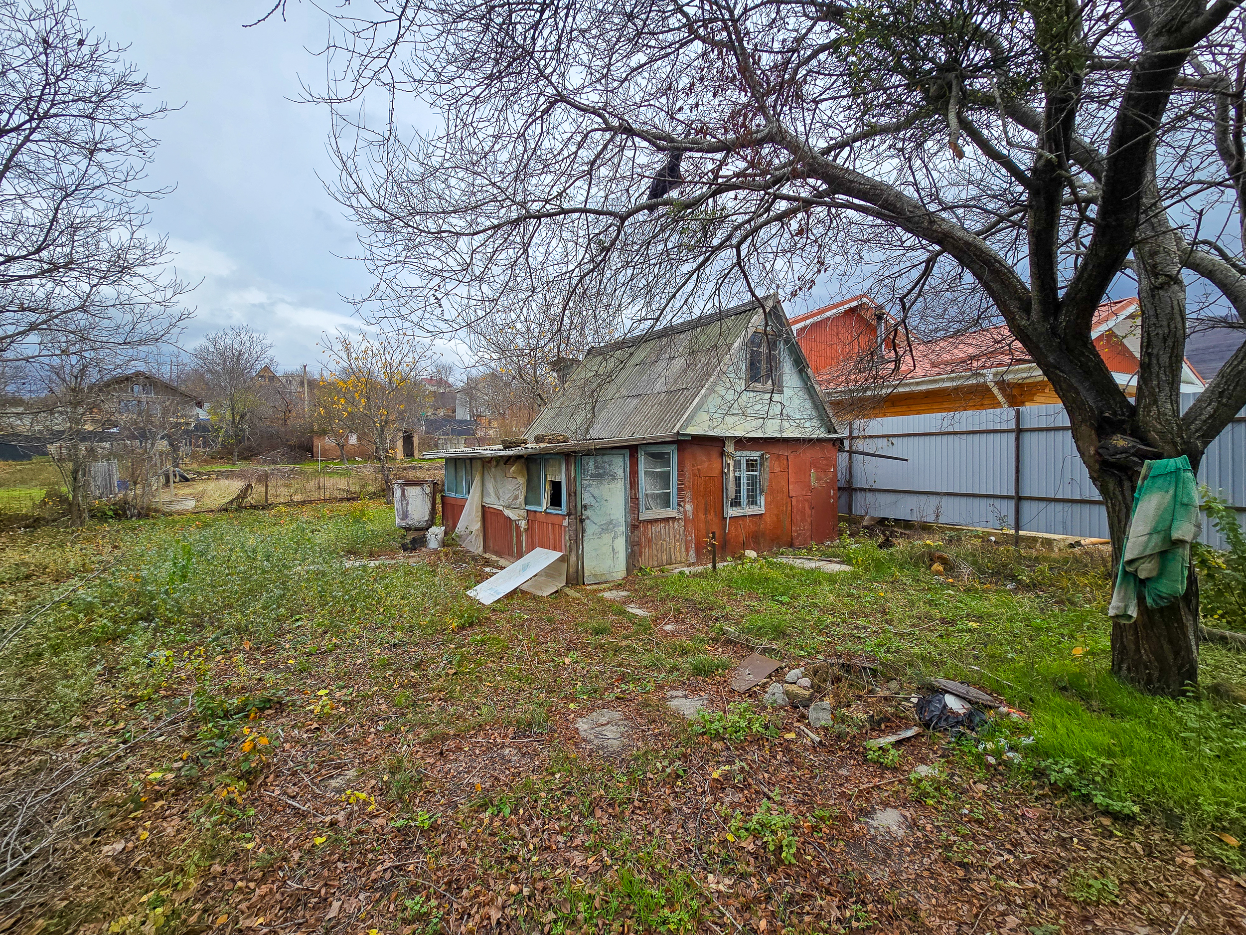 Ровный участок в центре с. Мраморное